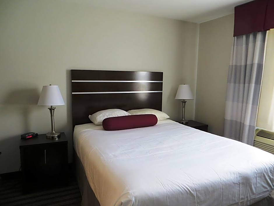 Super 8 by Wyndham Saskatoon Near Downtown