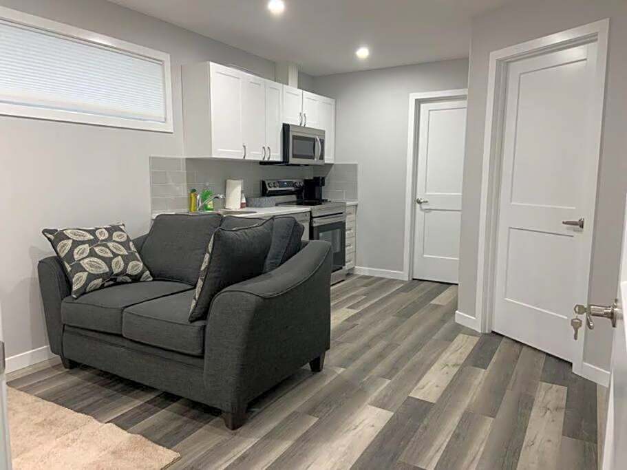 Guest Suite in Regina - Queen Bed