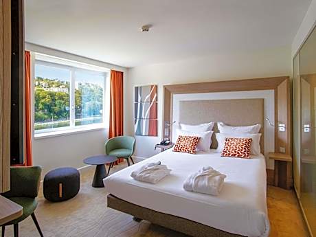 Executive Double Room with Sofa and River View