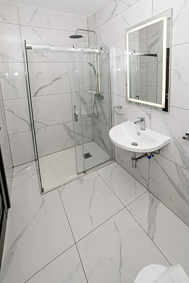 Spacious 2BR Apartment with Terrace - by HostMT