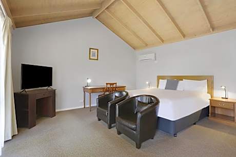 Deluxe King Suite with Spa Bath
