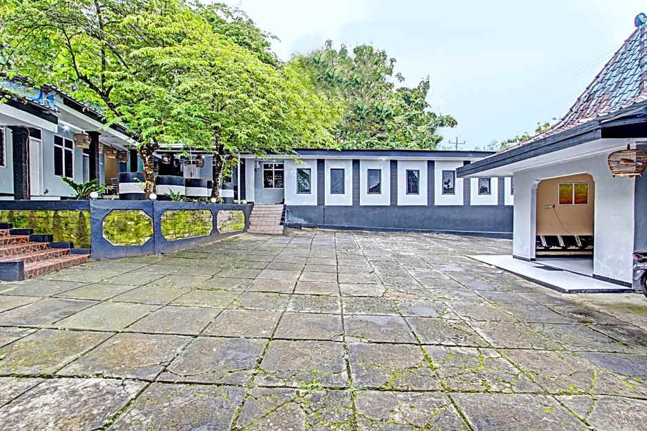 OYO 92287 Hotel Aji Mantoro