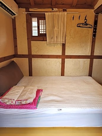 Twin Room A - Non-Smoking