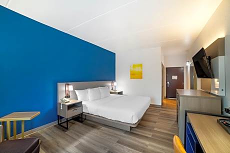 King Room with Roll-in-Shower - Accessible/Non-Smoking