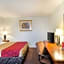 Econo Lodge Inn & Suites