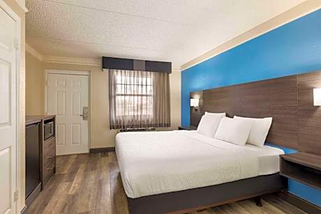 King Room with Bath Tub - Mobility/Hearing Accessible - Non-Smoking