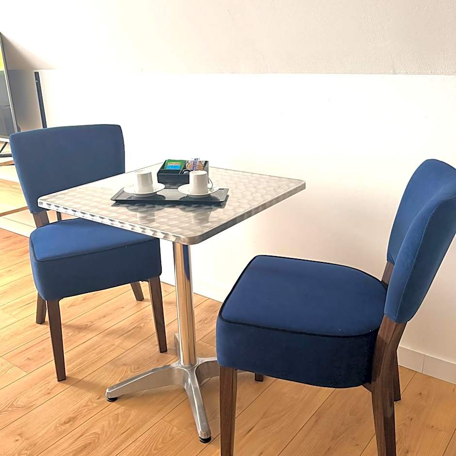 Aux Charmes-Suites cosy et independantes equipees d un frigo, micro ondes et nespresso