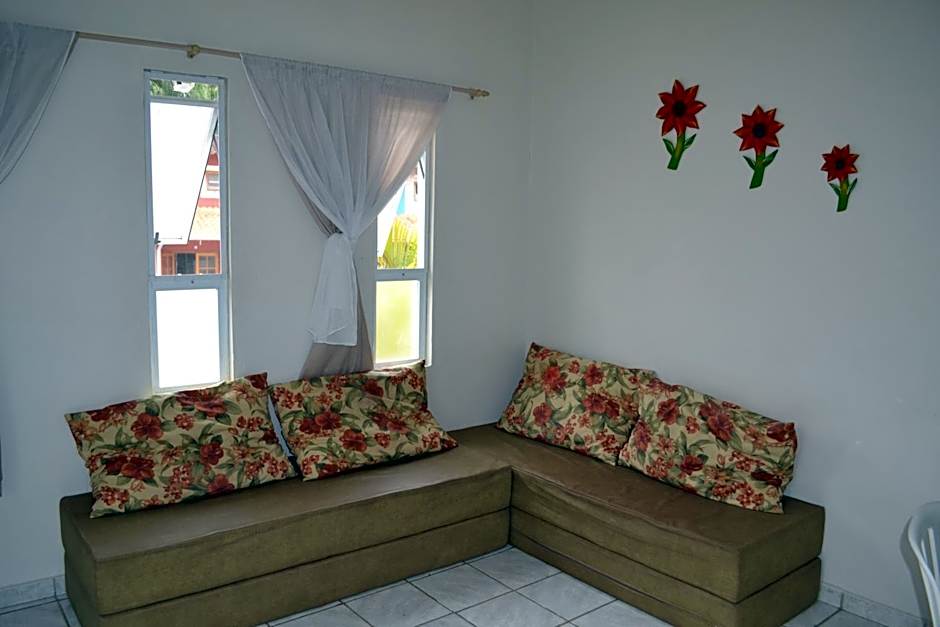 Casas em Condomínio próximo da praia com 2 dormitórios, churrasqueira e 3 vagas de garagem