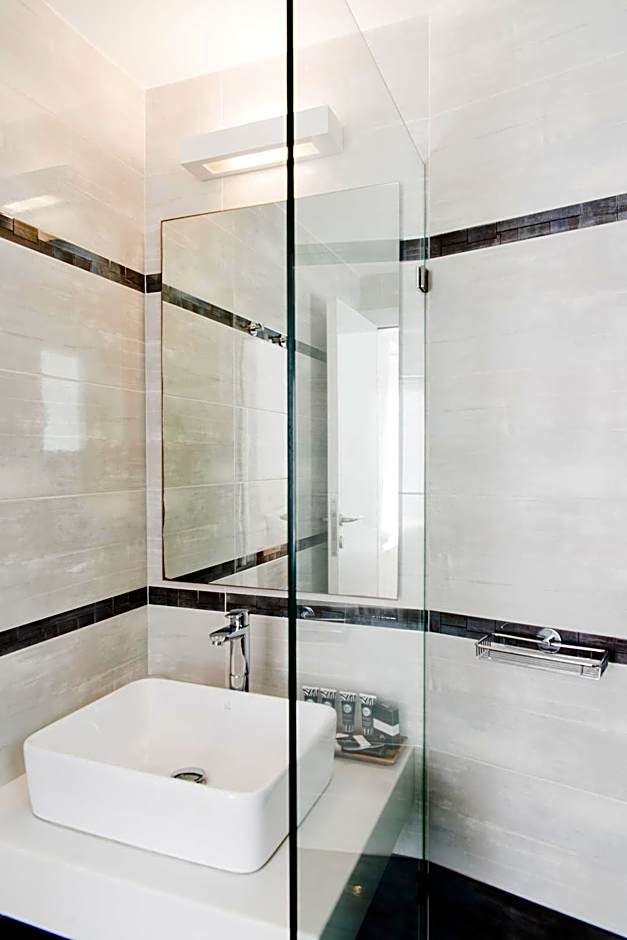 Super Paradise Hotel