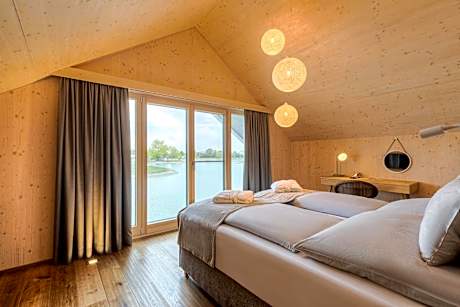 Two-Bedroom House with Lakeside