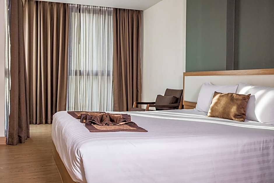 Photo 1 of 6 of Grand Premier 1 Bedroom 1 King Bed