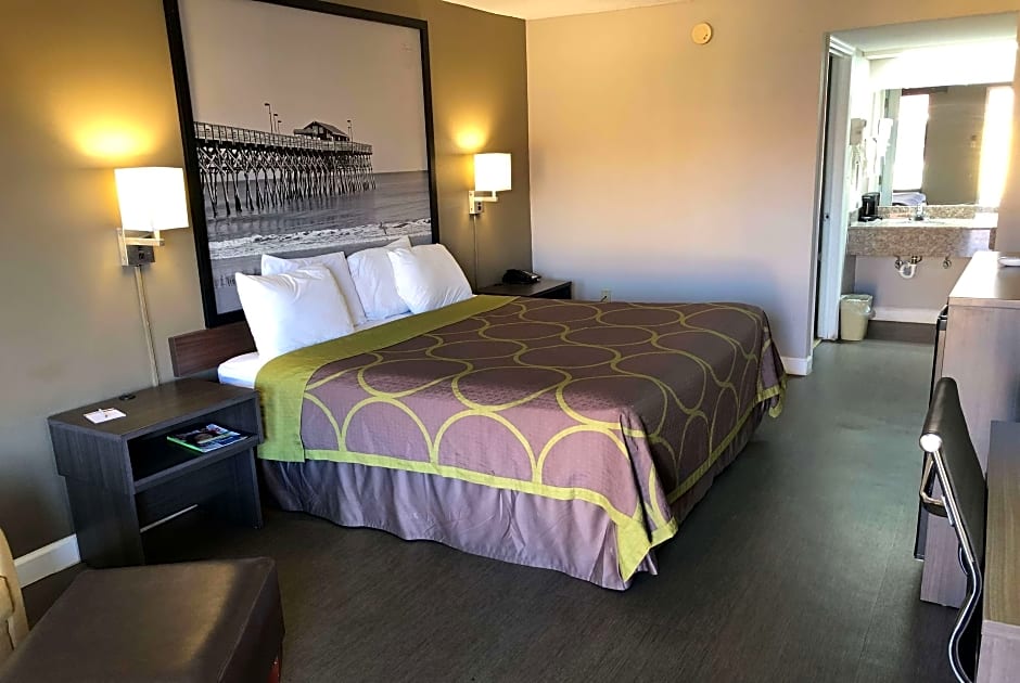 Photo 1 of 1 of 1 Queen Bed, Smoking