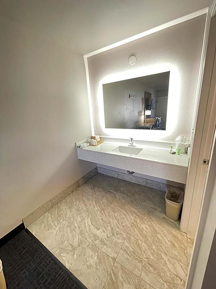 Excellent Inn & Suites