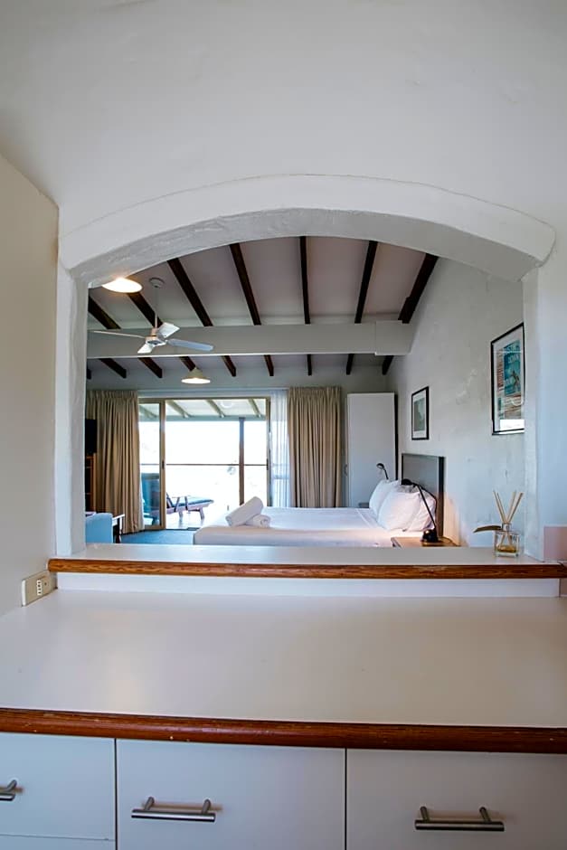 Canal Rocks Beachfront Apartments