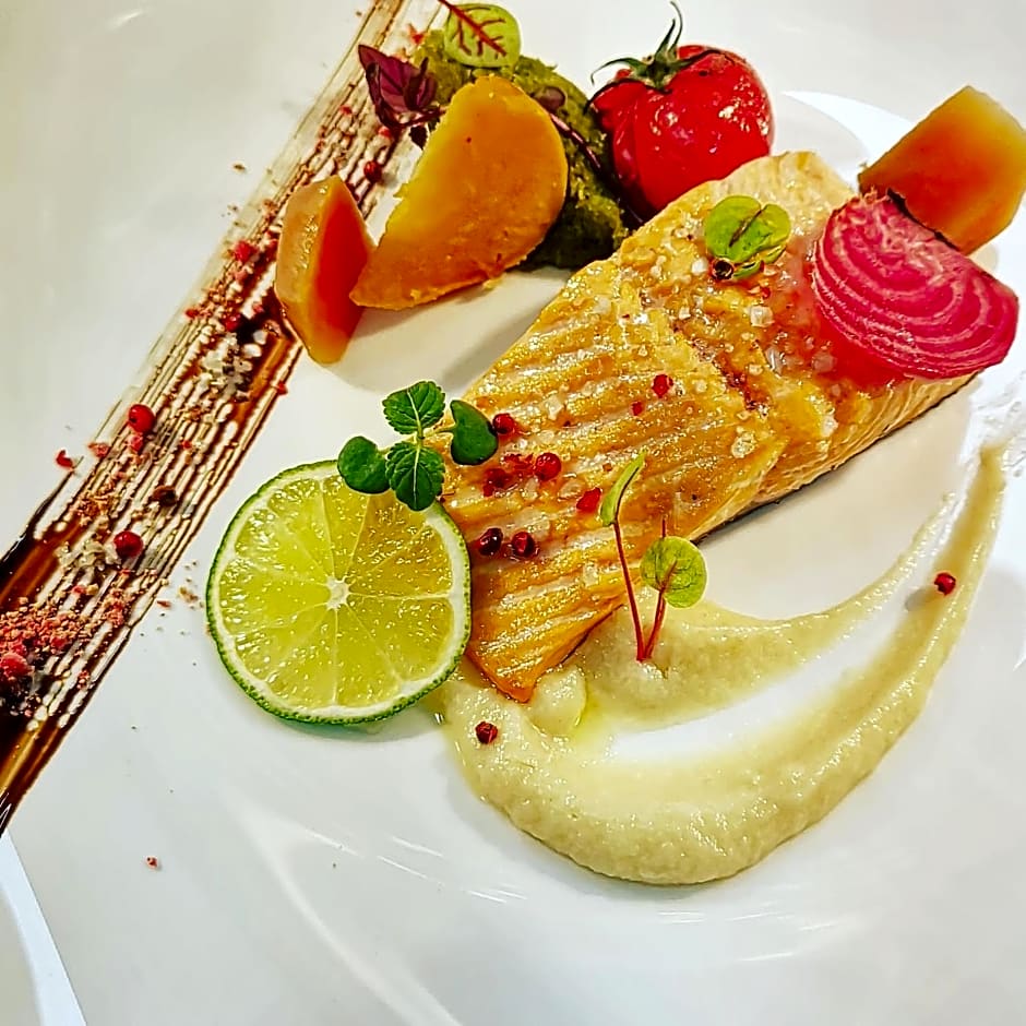 Logis Hôtel Restaurant Les 2 Rives - A75, en bordure de rivière