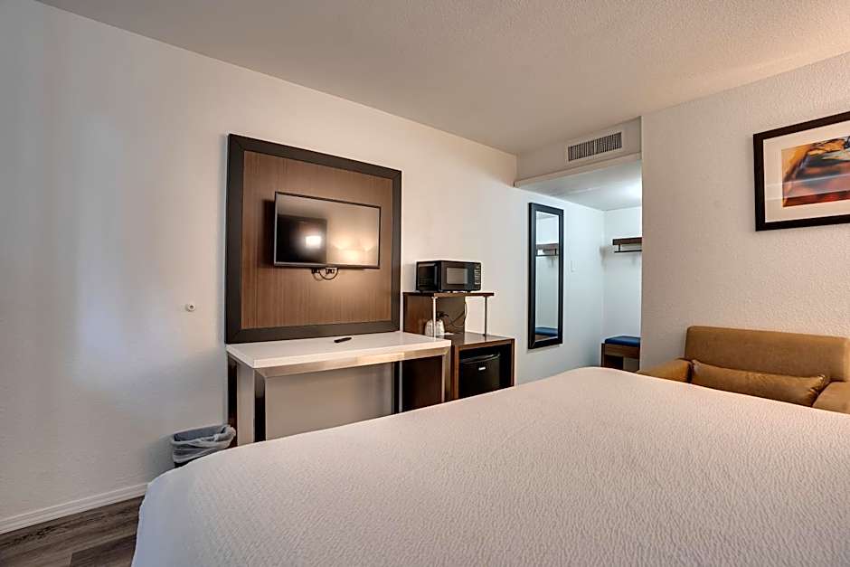 Econo Lodge Stockton near I-5 Fairgrounds
