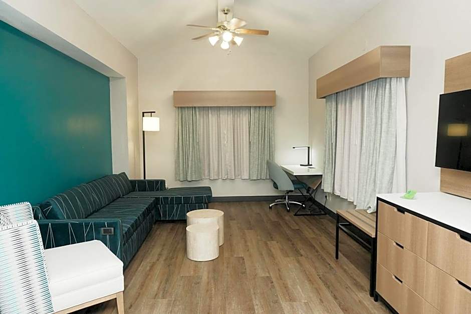 La Quinta Inn & Suites by Wyndham Albuquerque Airport