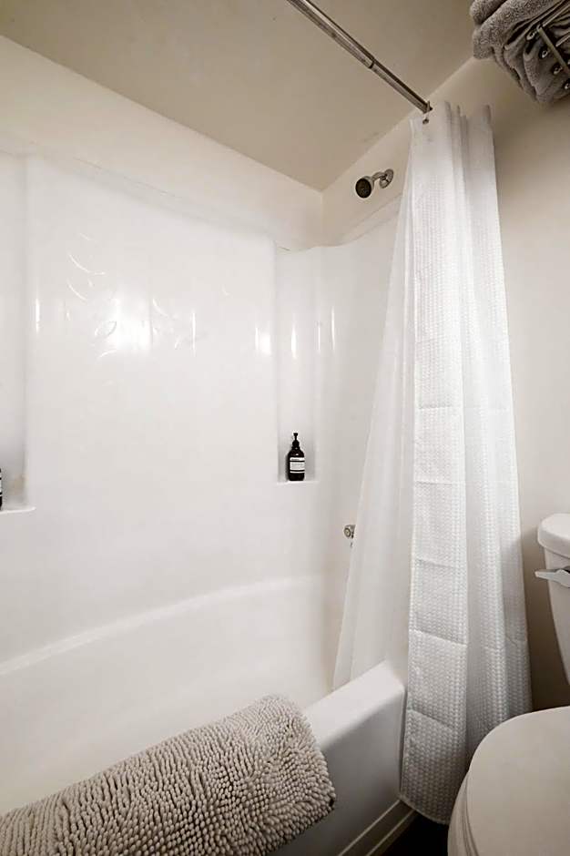 Group Stays - Large Renovated Apartment with Pool and Hot Tub