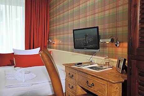 Single Room with Private Bathroom in Hallway