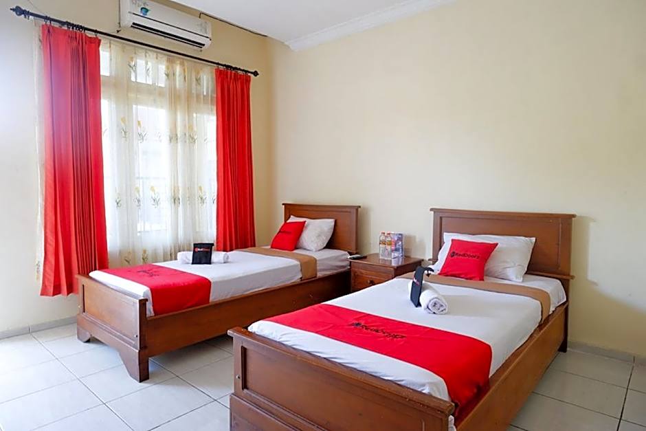 RedDoorz Plus near Stadion Wijaya Kusuma
