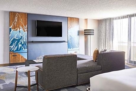 Executive Suite, Club level, Executive Suite, 1 King, Corner room, Balcony
