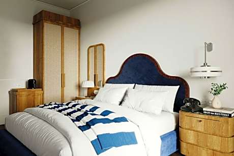 One-Bedroom King Suite with Sea View