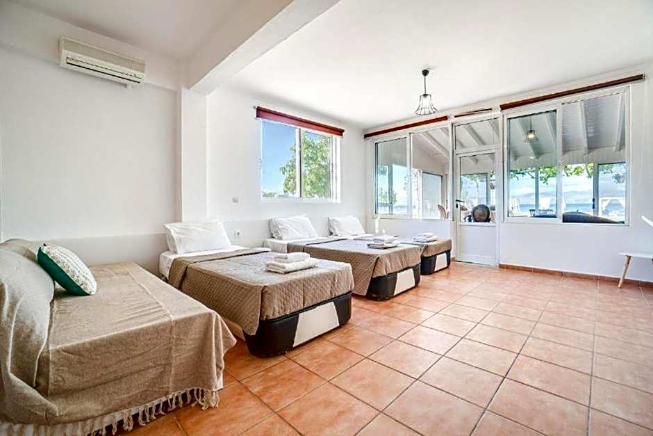 Sandy Beach Complex - Poolside Studios & Seaside Apartments