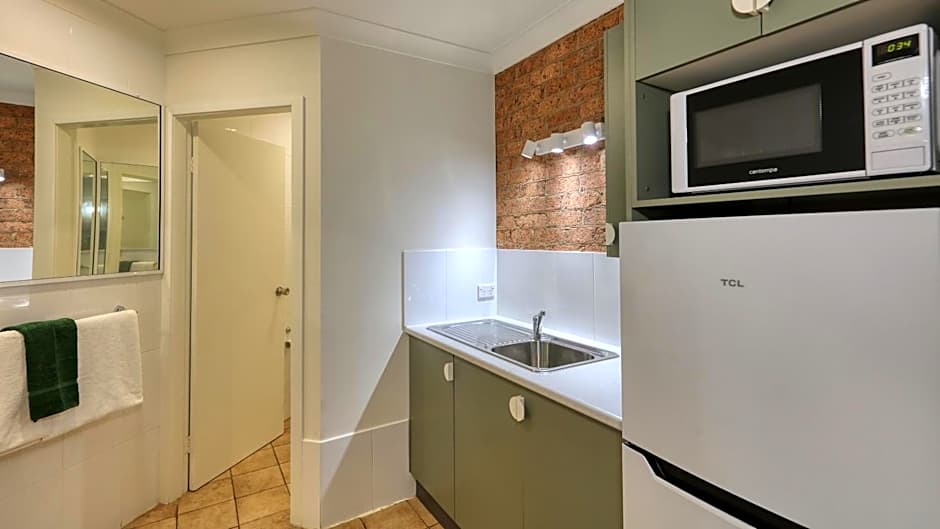 Hamilton Henry Parkes Motor Inn