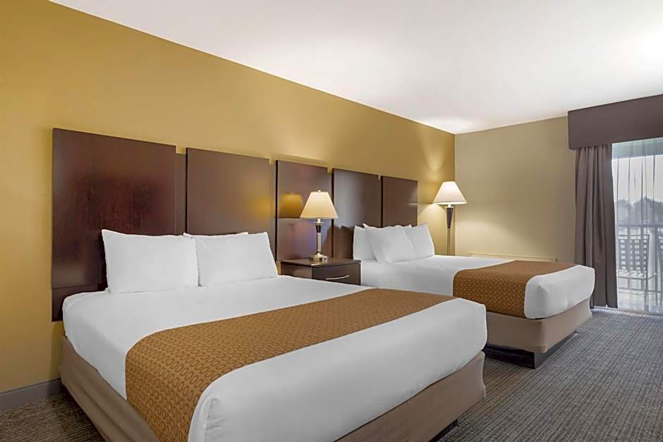 Best Western Plus Plaza By The Green