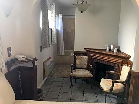 Wicker Roses Room - 1 Queen