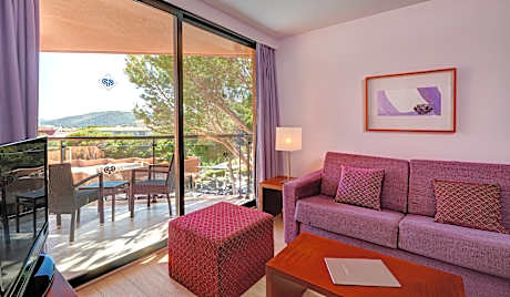 JUNIOR SUITE STANDARD SINGLE PARENT 1AD + 1YOUNG