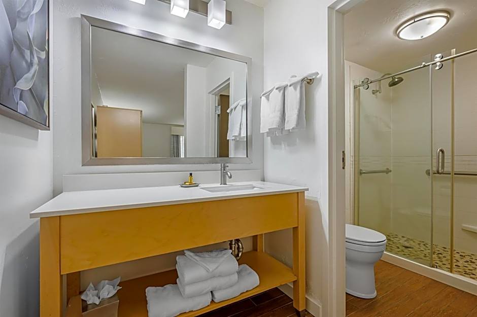 Best Western Plus South Coast Inn