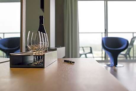 Junior Suite - King Bed and Sofa Bed - Lake View