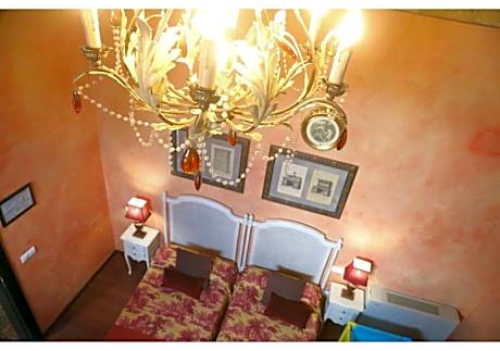 Deluxe Double Room (for 2 people)(2 Twin Beds and 1 Queen Bed)