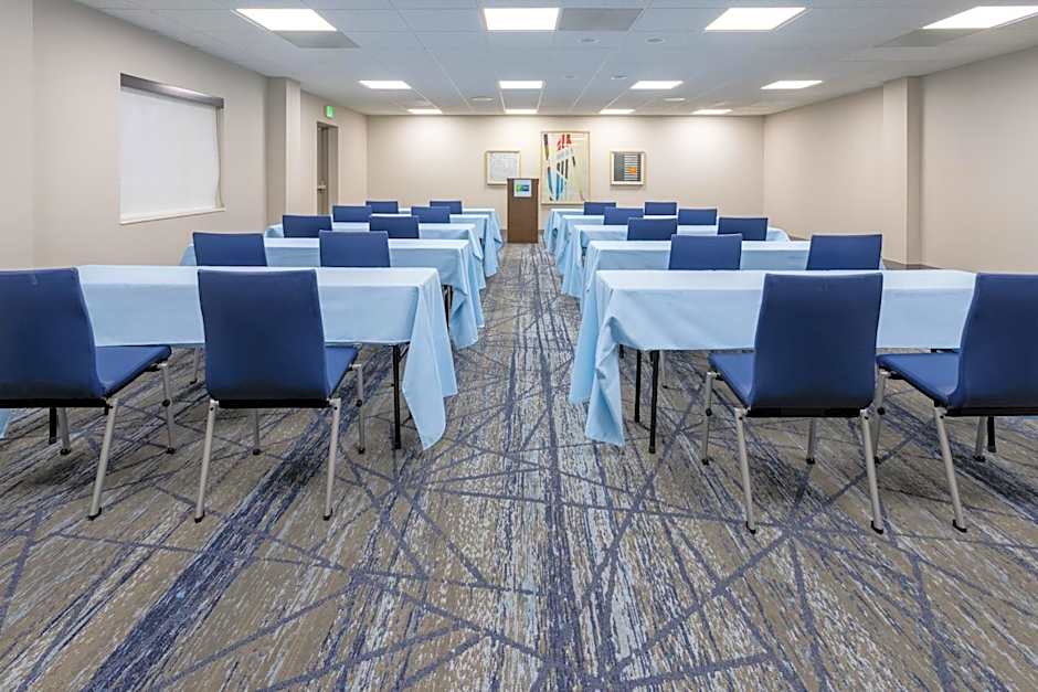 Holiday Inn Express Hotel & Suites Center Township By IHG