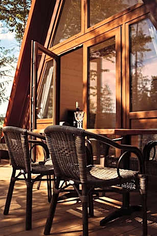 Przystań nad Sanem z widokiem na góry i rzekę