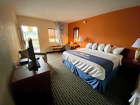 1 King Bed Suite Smoking