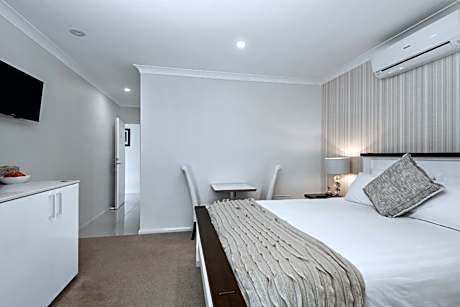 Queen Room with Spa Bath