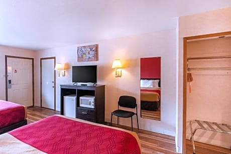 2 Queen Beds, Smoking