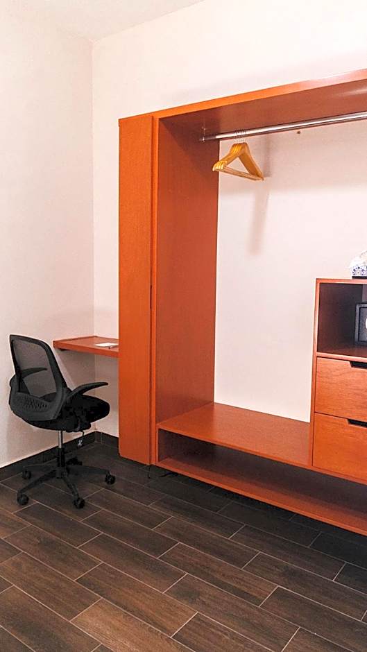La Lola Hotel & Suites