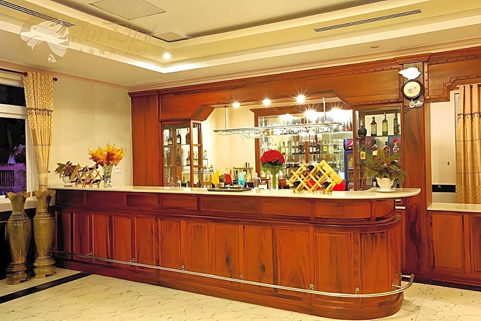 Van Phat Riverside Hotel