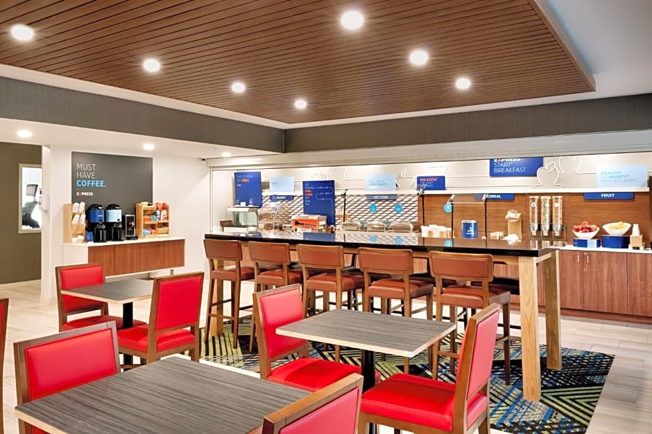 Holiday Inn Express & Suites Mitchell By IHG