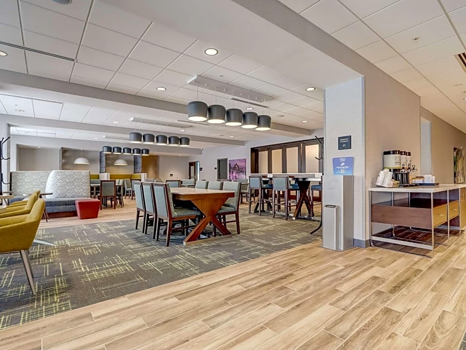 Hampton Inn & Suites Cincinnati Midtown Rookwood