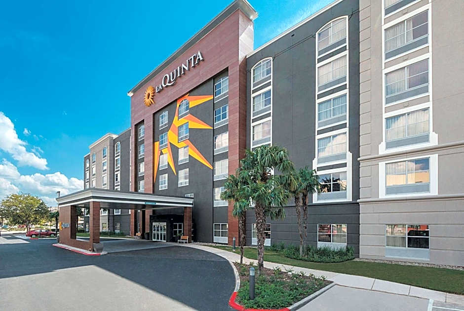 La Quinta Inn & Suites by Wyndham San Antonio Downtown