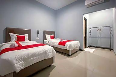 Syariah Near T2 Juanda Airport 2 by Reddoorz – Surabaja, IL