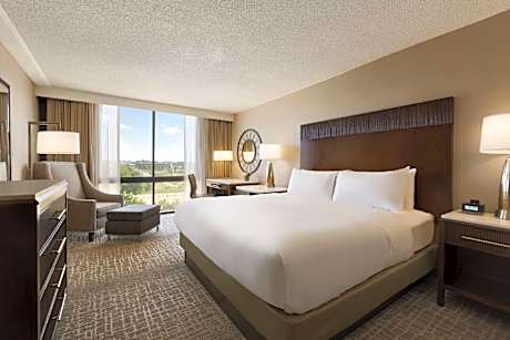 1 King Bed Hearing Accessible