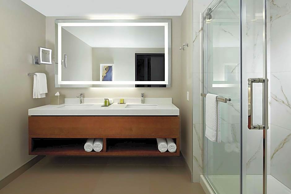 DoubleTree By Hilton Montreal Airport