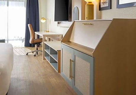 2 Queen Beds With Tub