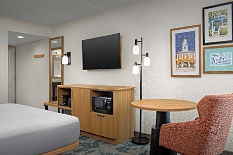 1 Queen Hearing Accessible Nonsmoking Vis Firealrm/door/phn Alrt/hdtv Microwv/fridge/free Wi-fi/free