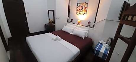 Deluxe 1 Queen Bed Non-Smoking Room